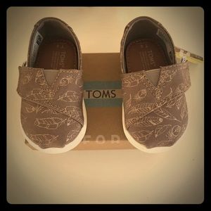 Baby toms size 4 unisex